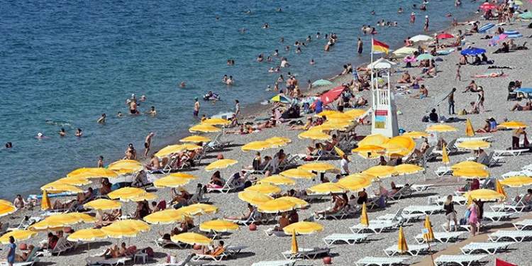 Antalya’da sahillerdeki yoğunluk arttı