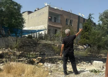 Kopan elektrik telleri yangına neden oldu