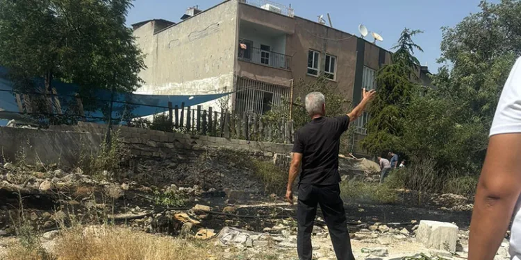 Kopan elektrik telleri yangına neden oldu