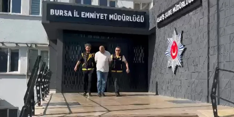 Bursa’da para için husumetlisini başından vurdu