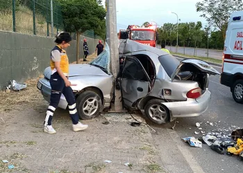 Aydınlatma direğine çarpan otomobil ikiye katlandı