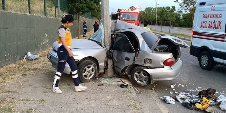 Aydınlatma direğine çarpan otomobil ikiye katlandı