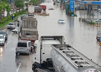 Caddeler göle dönerken otomobiller suya gömüldü