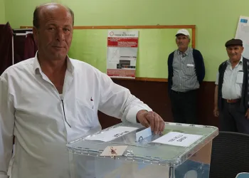 Tekrarlanan seçimde yeniden köyüne muhtar seçildi