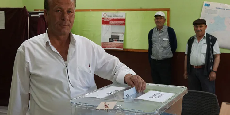 Tekrarlanan seçimde yeniden köyüne muhtar seçildi