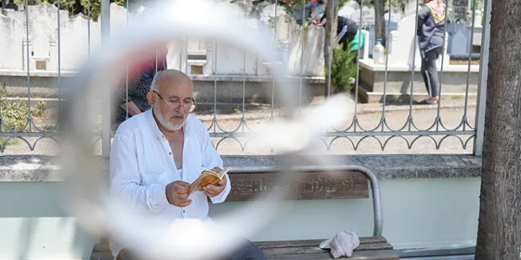 Kurban Bayramı öncesi mezarlıklar doldu taştı