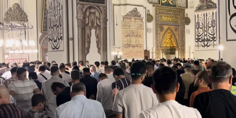 Bursa’da vatandaşlar, Ulu Cami’ye akın etti