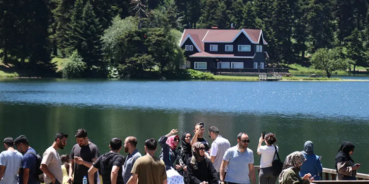 Tatilciler, Bolu’nun doğa harikasına akın etti