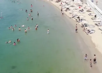 Vatandaşlar soluğu denizde aldı