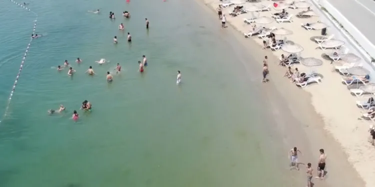 Vatandaşlar soluğu denizde aldı