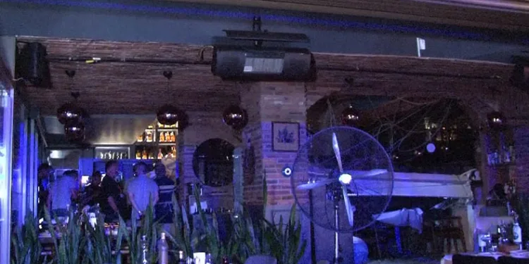 Kadıköy’de restoranın tavanı çöktü: 1 yaralı