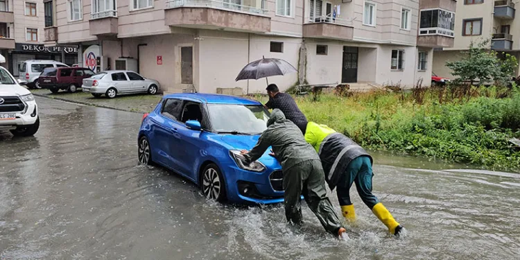 Arhavi’de yoğun yağış sele neden oldu