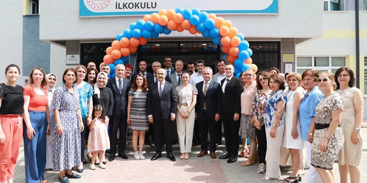 Bursa’da 700 bin öğrenci karne heyecanı yaşadı