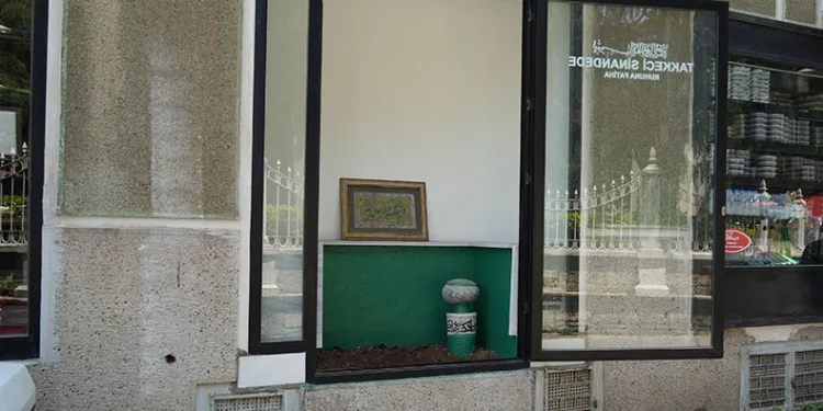 Vitrinde mezarlığı görenler dönüp bir daha bakıyor