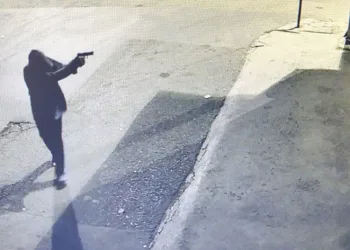 İş yerini kurşunlayan silahlı maganda kamerada