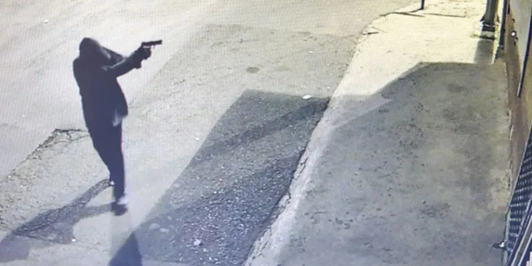 İş yerini kurşunlayan silahlı maganda kamerada