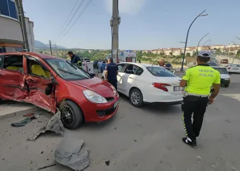Karabük’te iki otomobil çarpıştı