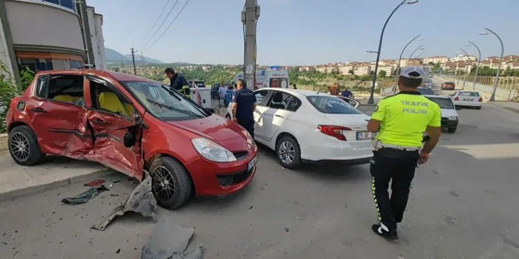 Karabük’te iki otomobil çarpıştı
