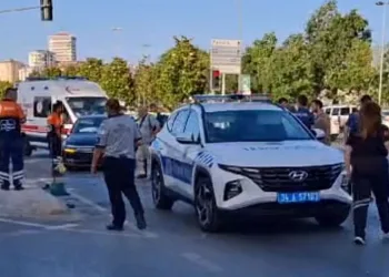 Kartal’da kavşakta 2 araç çarpıştı