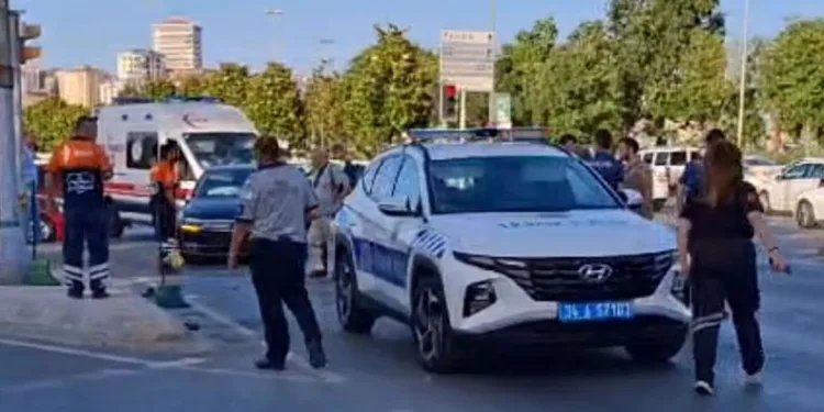 Kartal’da kavşakta 2 araç çarpıştı