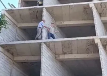 İnşaat bekçisi canına kıymak isteyen şahsı kurtardı