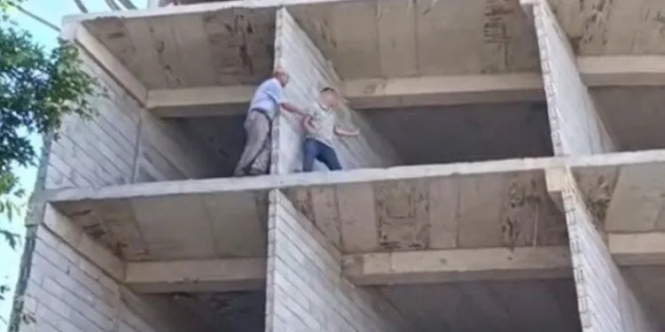 İnşaat bekçisi canına kıymak isteyen şahsı kurtardı