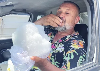 Sıcakta vatandaşlar karla serinliyor