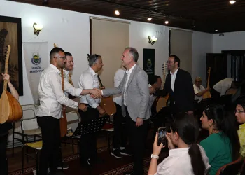 Bağlama kursiyerlerine başkan Taban’dan tam not