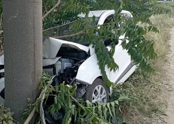 Kontrolden çıkan otomobil direğe çarptı