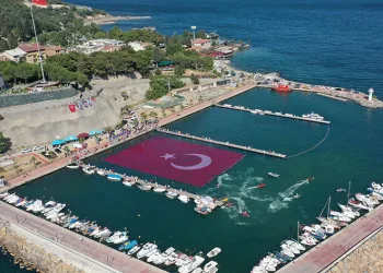 Denizde dev Türk bayrağı açıldı