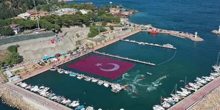 Denizde dev Türk bayrağı açıldı