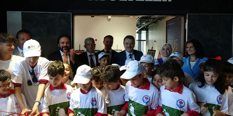 Sıfır atığa dikkat çekmek için sergi açtılar