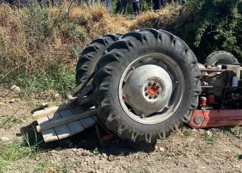 Kontrolden çıkan traktör devrildi
