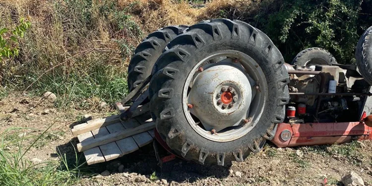Kontrolden çıkan traktör devrildi