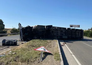 Refüje devrilen tırın sürücüsü yaralandı