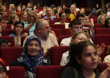 Otizm Anneler Korosu ayakta alkışlandı