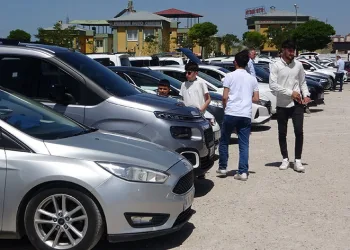 Oto pazarında bayram yoğunluğu