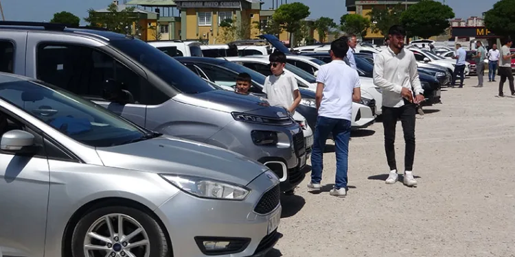 Oto pazarında bayram yoğunluğu