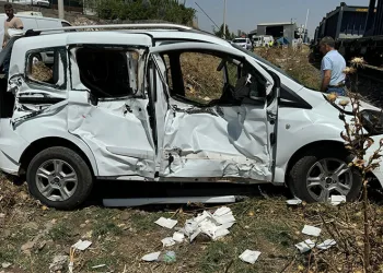 Hafif ticari araca yük treni çarpıştı