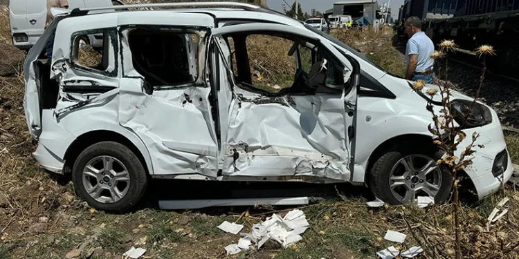 Hafif ticari araca yük treni çarpıştı
