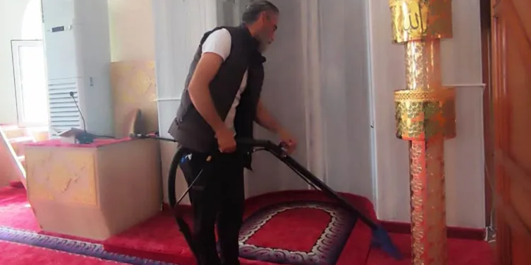 Camilerde bayram temizliği
