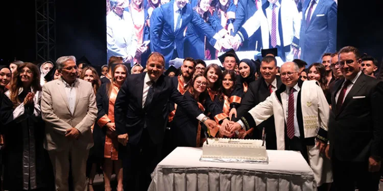 Mudanya Üniversitesinde ilk mezuniyet coşkusu