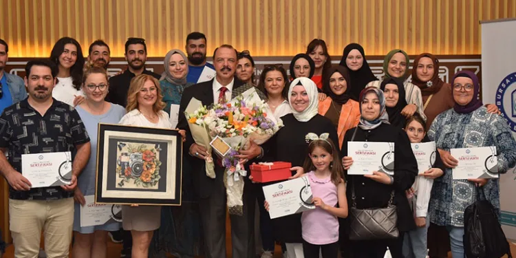 Fotoğrafçılık atölyesi mezunları verdi