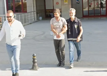 Kendisinden 13 yaş büyük sevgilisini bıçakladı
