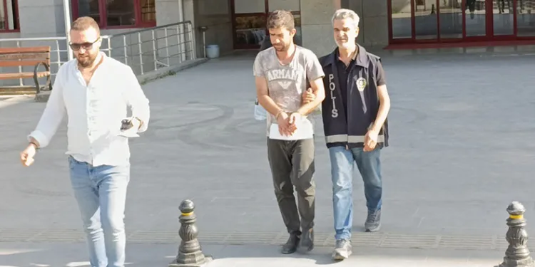 Kendisinden 13 yaş büyük sevgilisini bıçakladı