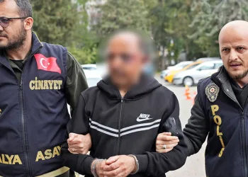 Eşini uykusunda bıçaklayarak öldürdü