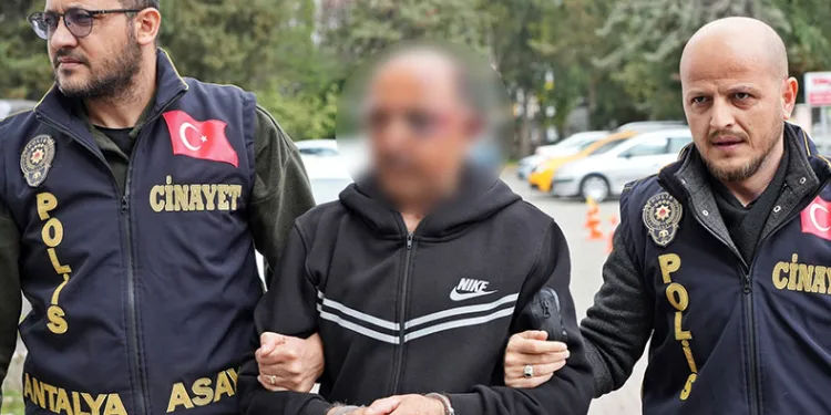 Eşini uykusunda bıçaklayarak öldürdü