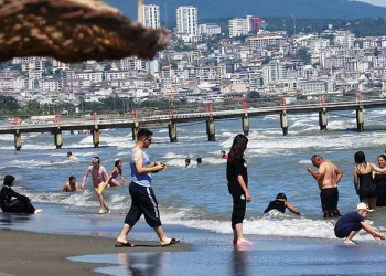 6 kişi boğulma tehlikesi geçirdi
