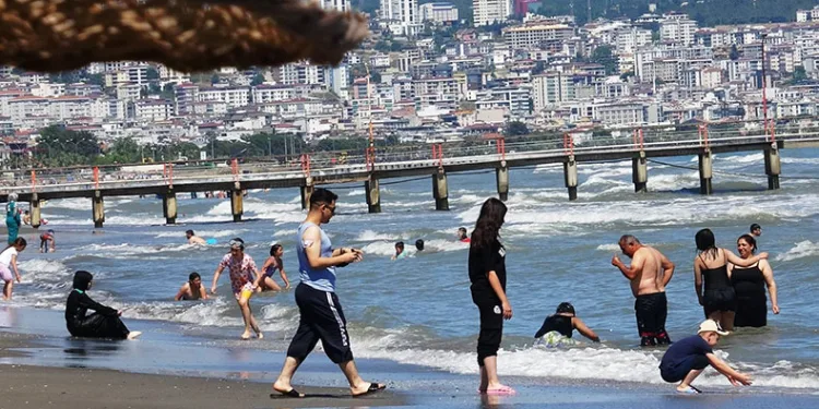 6 kişi boğulma tehlikesi geçirdi