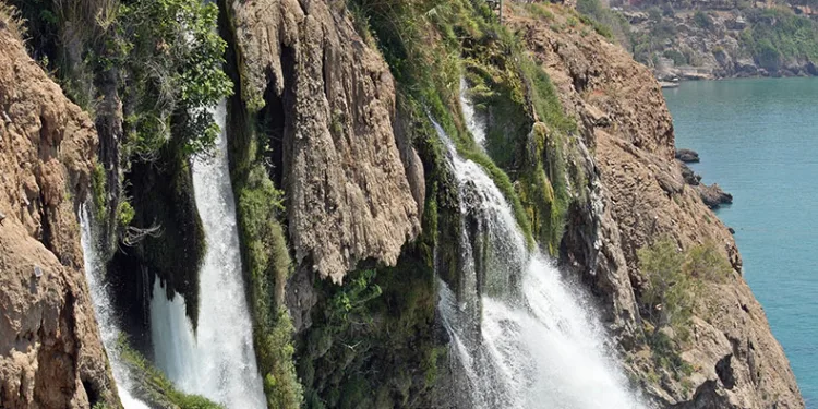 Turistlerin “yasak aşkı” Düden Şelalesi